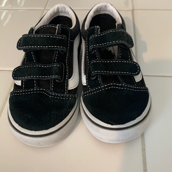 Vans Other - 8.5T Vans Old Skool Velcro’s sneakers in great condition, black & white